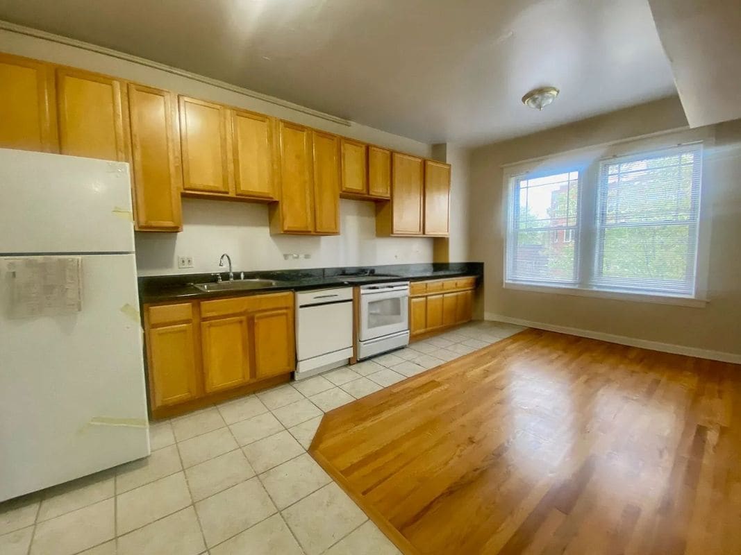 Building Photo - 7505 N Greenview Ave