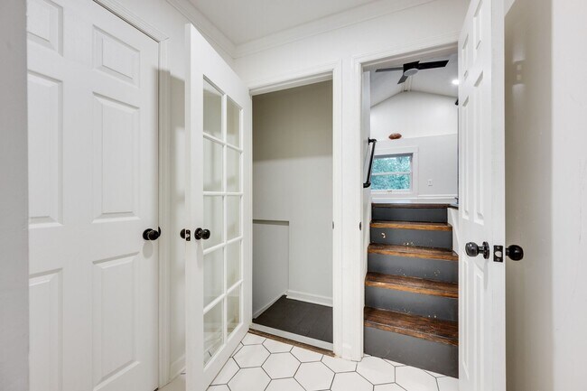 Building Photo - Amazing 3BE/2BA home in the West Meade & Hillwood Estates area!