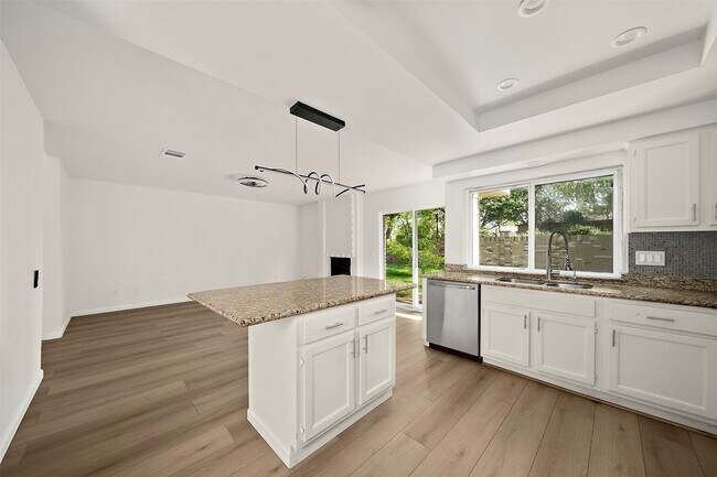 Building Photo - 3219 The Highlands Dr