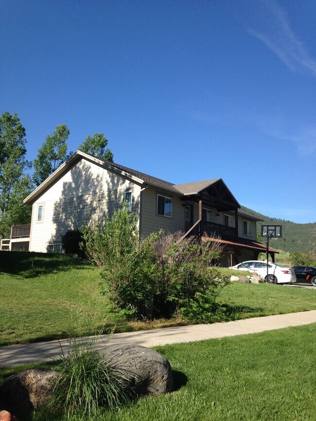 Building Photo - Three Bedroom Two Bath In Park East Subdivision