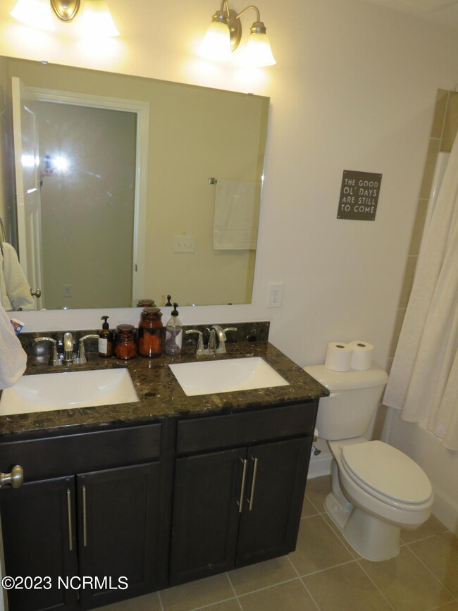 Building Photo - 425 Palisades Dr