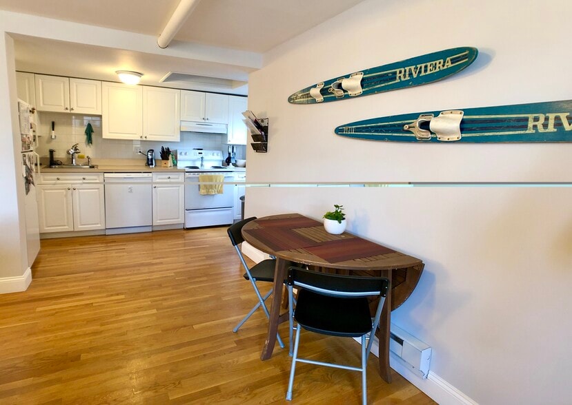 Building Photo - 592 Centre St