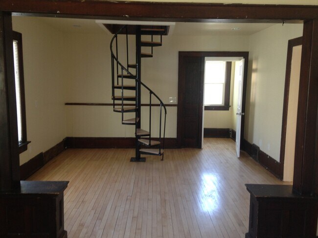 Building Photo - 2625 N Oakland Ave