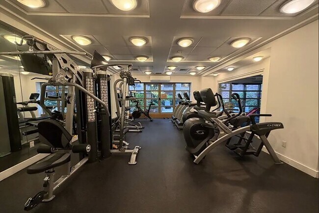 Building Photo - 400 E 90th St