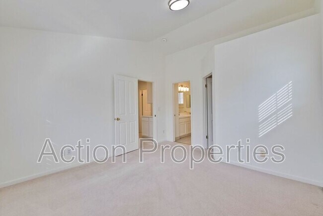 Building Photo - 857 Markham Terrace