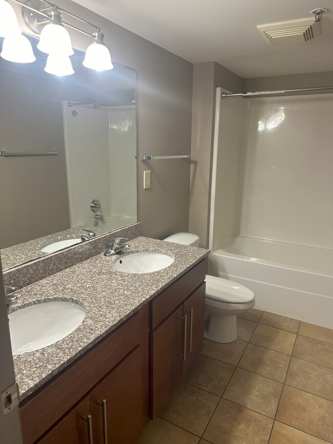 Building Photo - 1735 Lake Ave