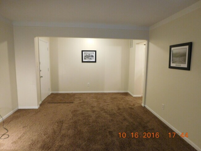 Building Photo - 444 N Fox Hills Dr