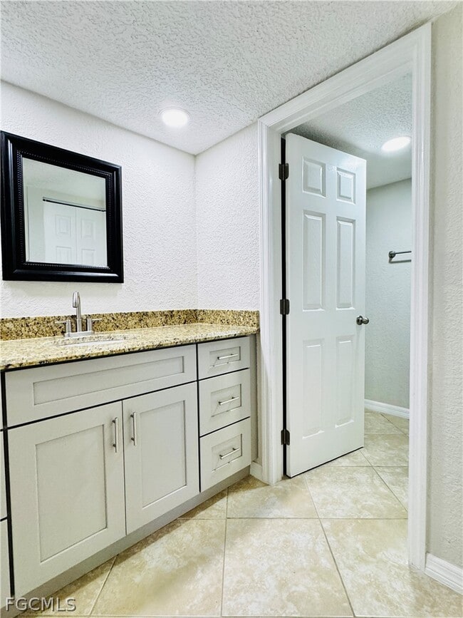 Building Photo - 5205 Cedarbend Dr