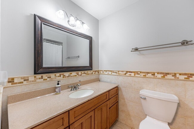 Building Photo - 1000 E Callero Cir