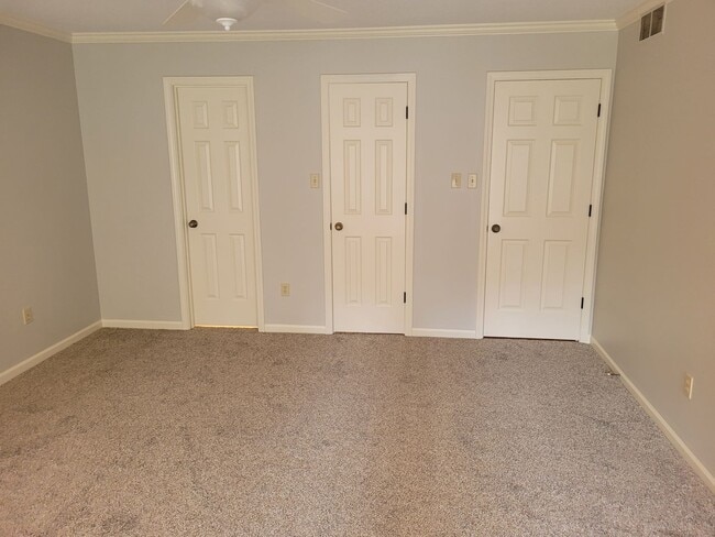 Building Photo - Country Club Villas-2 Bedroom 2 Bath Condo