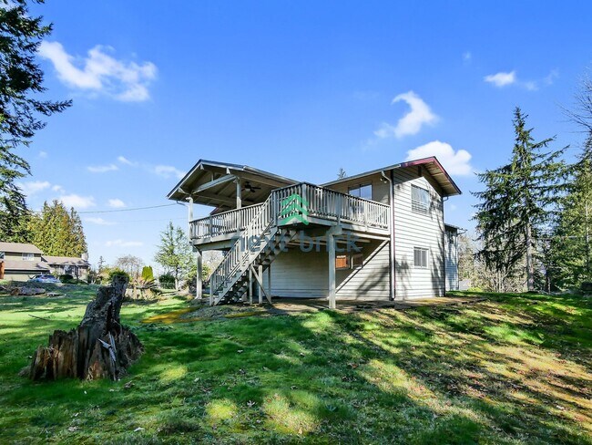 Building Photo - 5 Bed and 3 Bath Single-family Home Availa...