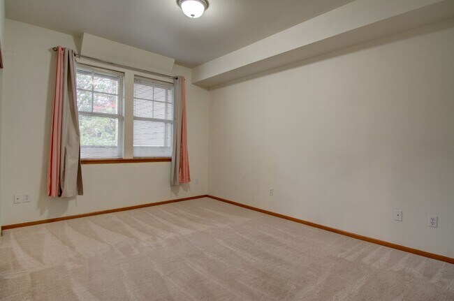 Building Photo - Spacious 2 Bed 2 Bath Condo with Private Balcony