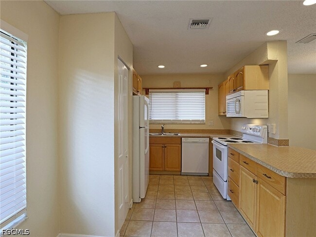 Building Photo - 1420 Park Shore Cir
