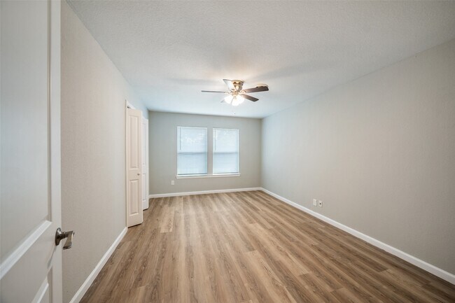Building Photo - 5755 Belvedere Dr