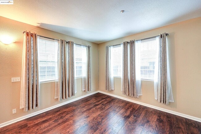Building Photo - 220 Whispering Oaks Ct