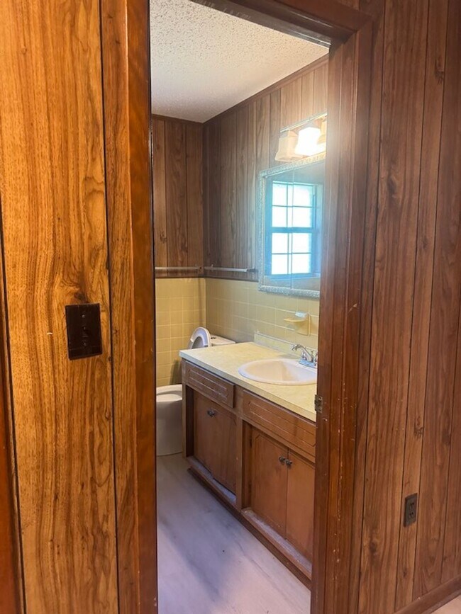 Building Photo - Middle of Town