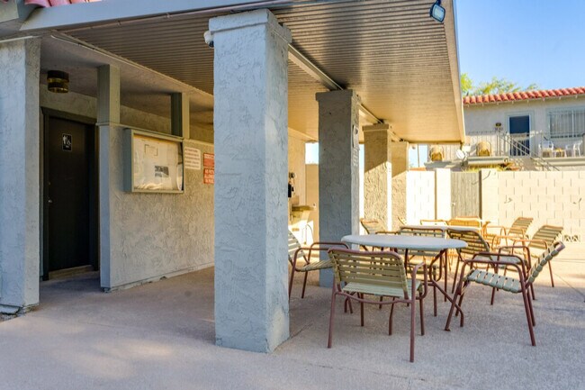 Building Photo - 1015 N Granite Reef Rd