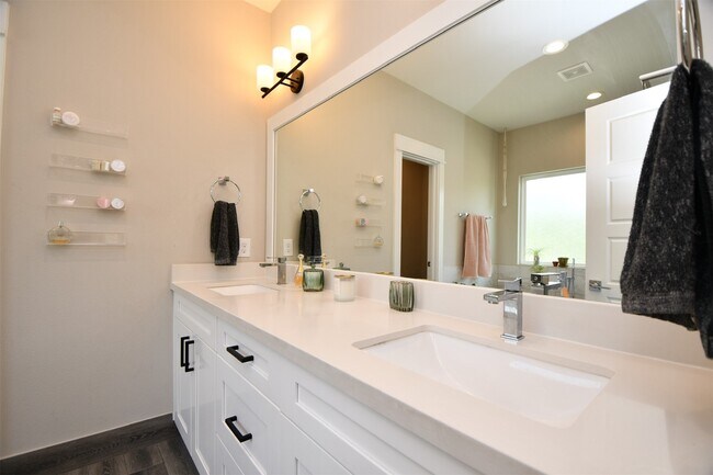 Building Photo - 1239 W Tidwell Rd