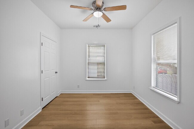 Building Photo - Cozy bungalow close to everything