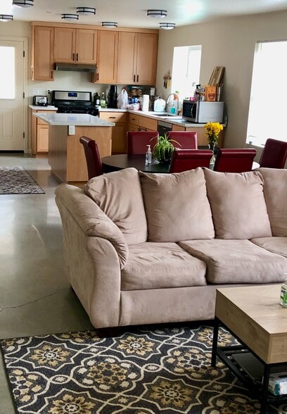 Large Living Area - 314 Rigg St