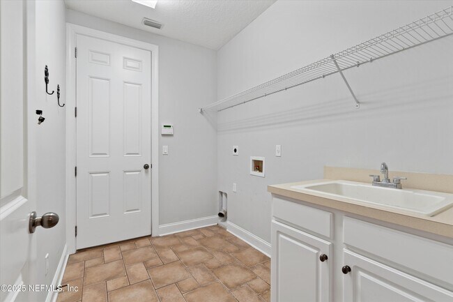 Building Photo - 713 Carthage Pl