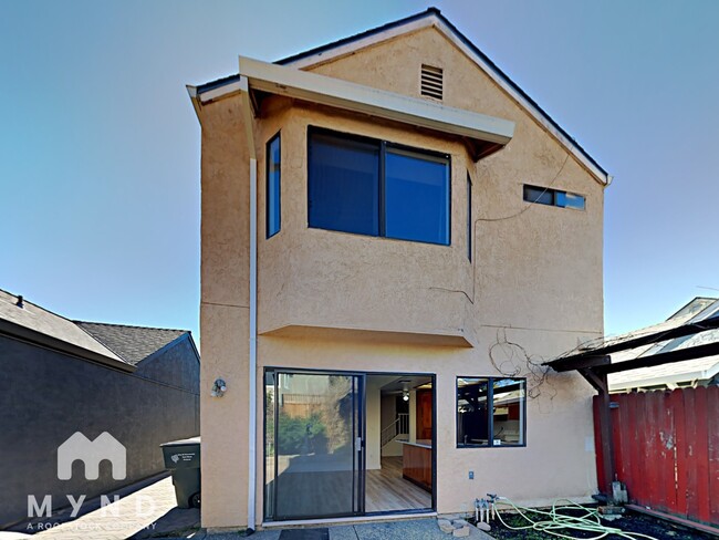 Building Photo - 2276 Sandcastle Way