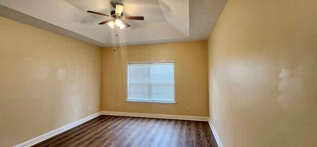 Building Photo - Great Home and Location-Available Now!