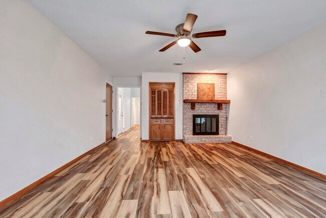 Building Photo - 17 Wishbonebush Rd