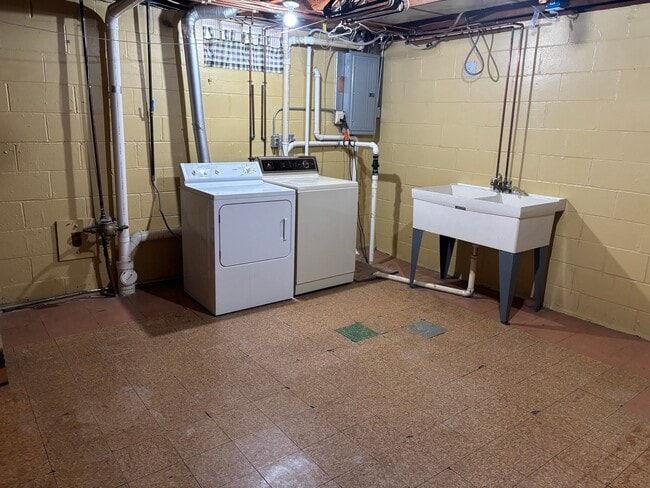 Building Photo - Grandville ranch available now