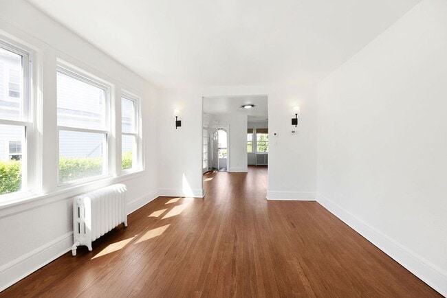 Building Photo - Renovated Home!