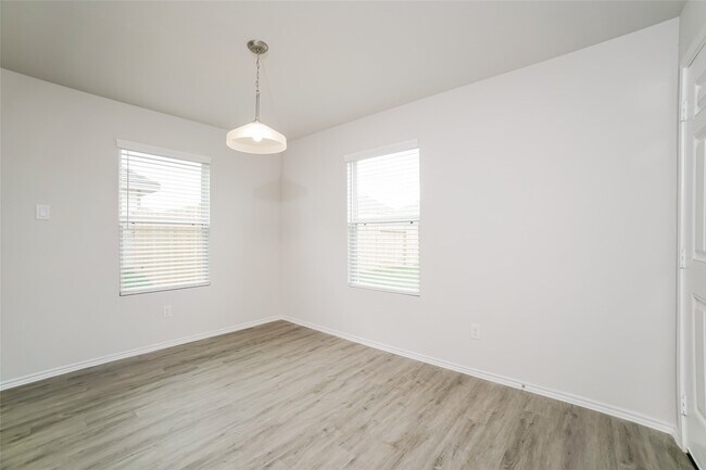 Building Photo - 305 Pronghorn Dr