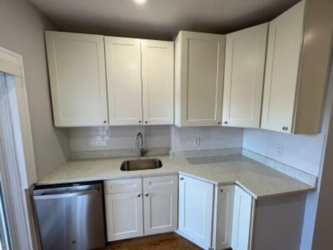 Building Photo - Beautiful Porter/Harvard 2 bedroom apartme...