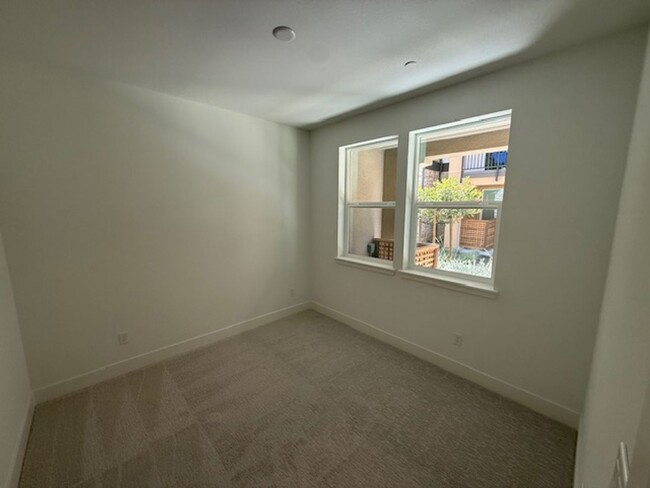 Building Photo - Brand New Townhome in Moonstone Community ...