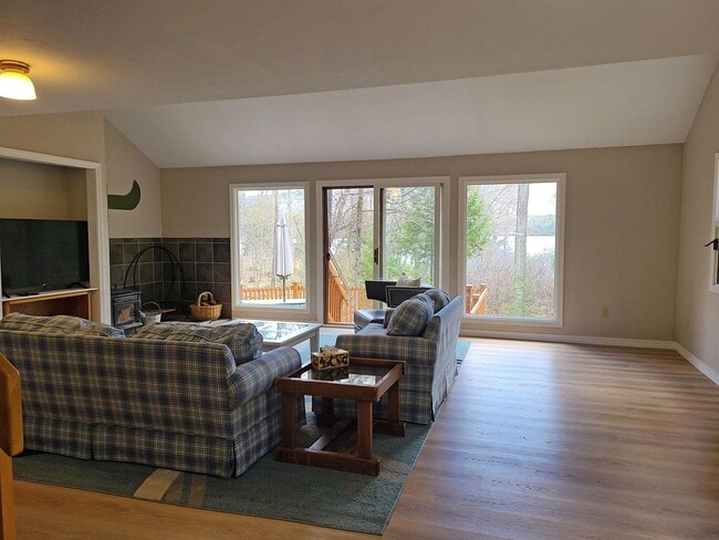 Building Photo - Live On The Water! 3 Bedroom House For Rent