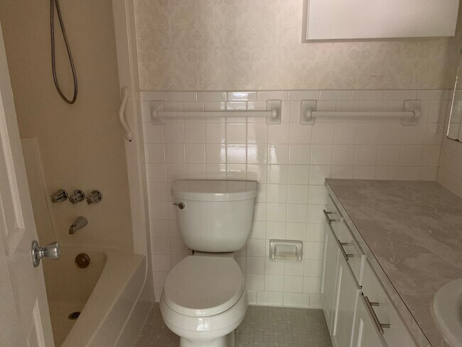 Building Photo - Rent Special! Half Month FREE!