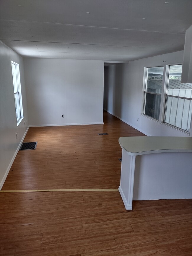 SPACIOUS LIVING ROOM - 6520 Sun Country Dr