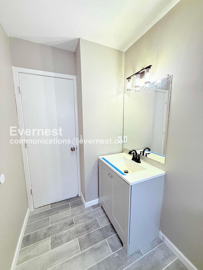 Building Photo - 3 Bed/1 Bath Home with Modern Amenities / Pet-Friendly / Vouchers Accepted / Available Now!