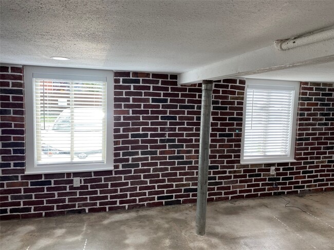 Building Photo - 2204 Terry St