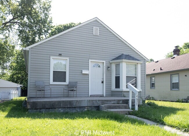 Building Photo - "Charming 2-Bed Home with Gleaming Hardwoo...