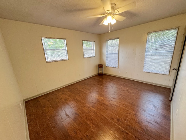 Building Photo - 216 Shadywood St