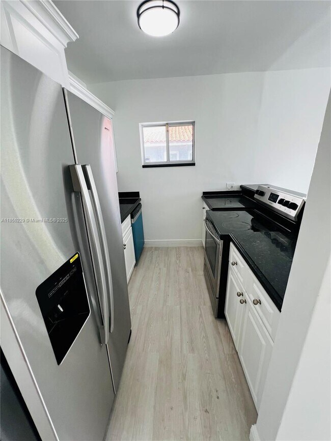 Building Photo - 2033 Calais Dr