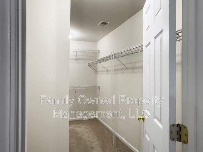 Building Photo - 8753 Red Oak Dr
