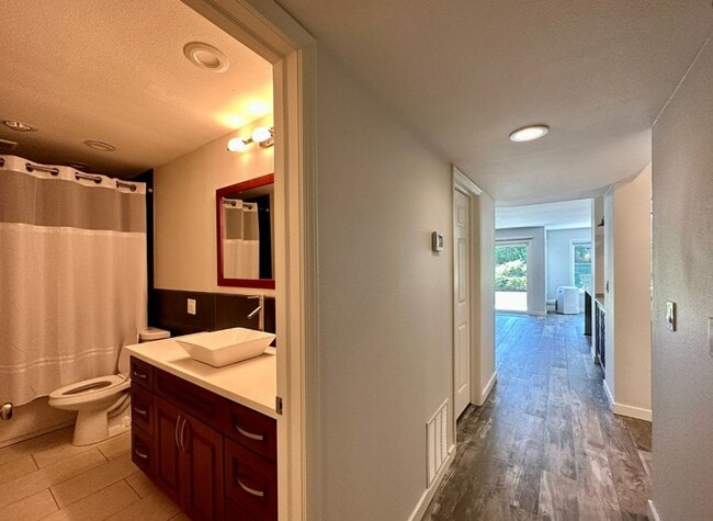 Building Photo - 2bd/1.75ba Kirkland Condo