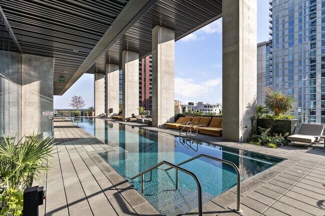 Building Photo - 610 Davis St