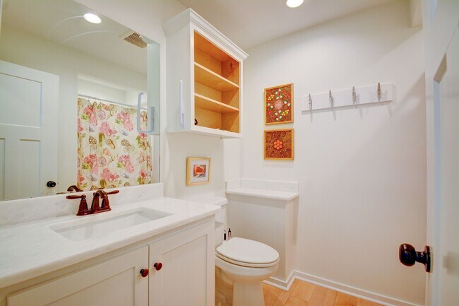 Building Photo - Seasonal Rental: Total Relaxation with Sou...