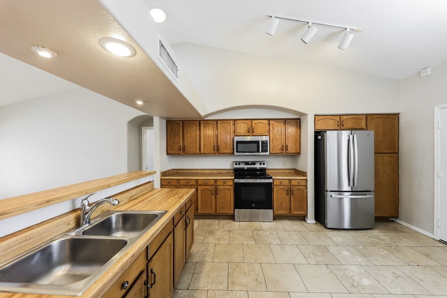 Building Photo - 743 W Sherri Dr