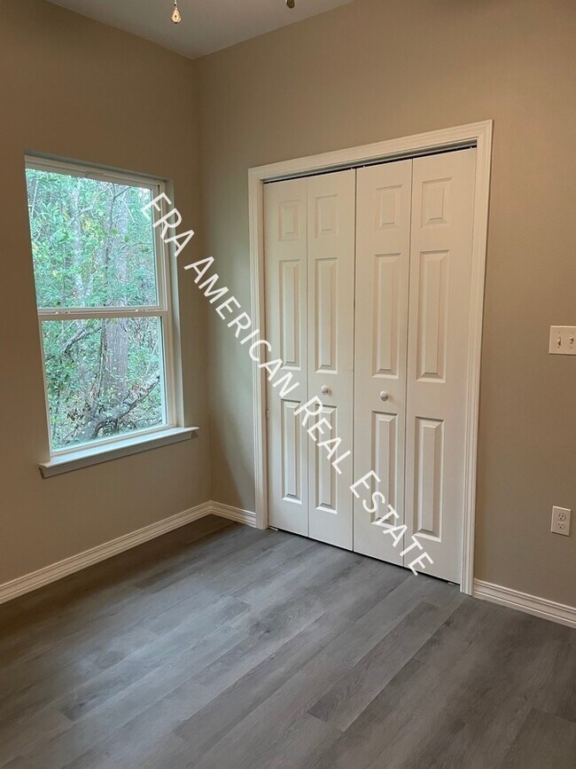 Building Photo - 709 Robinson Ave E