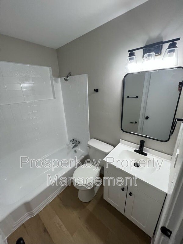 Building Photo - 945 Celia Dr