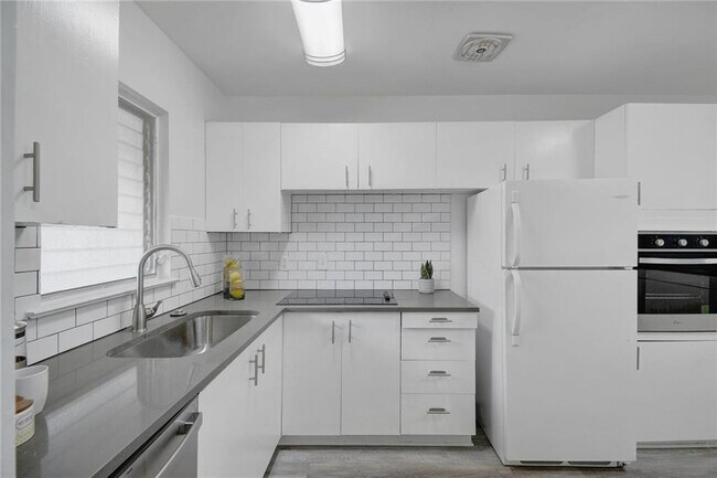Building Photo - 5320 Balcones Dr