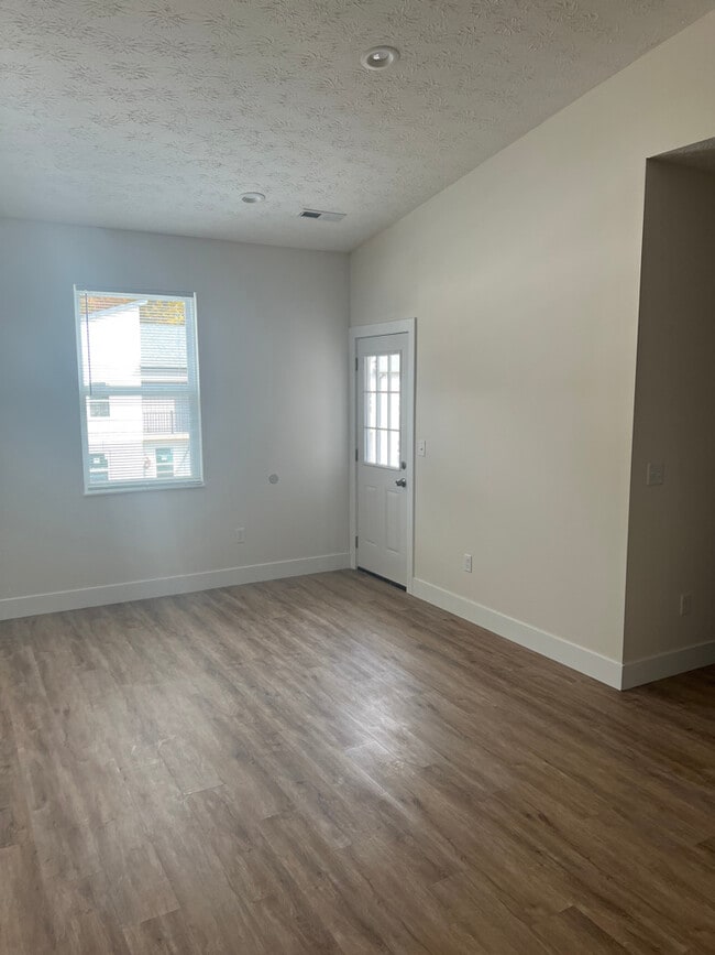 Building Photo - 809 Courtyard Ln